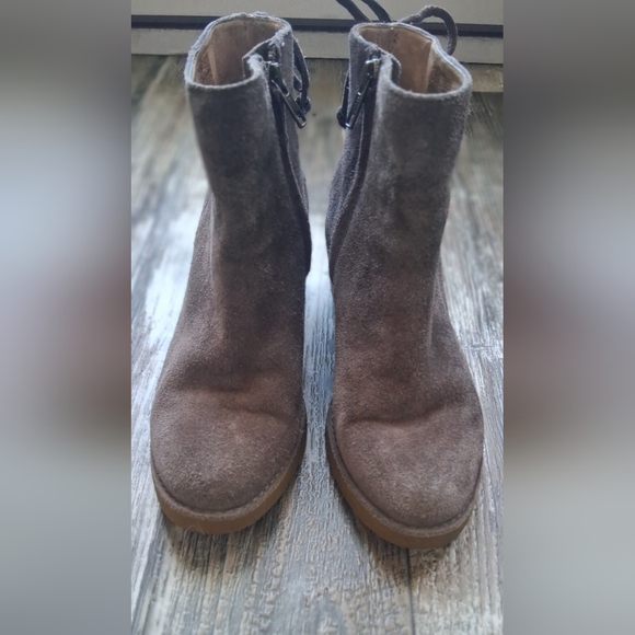 UGG Women's Size 6 Corrine Brown Suede Heeled Ankle Boots In Taupe - Picture 2 of 8